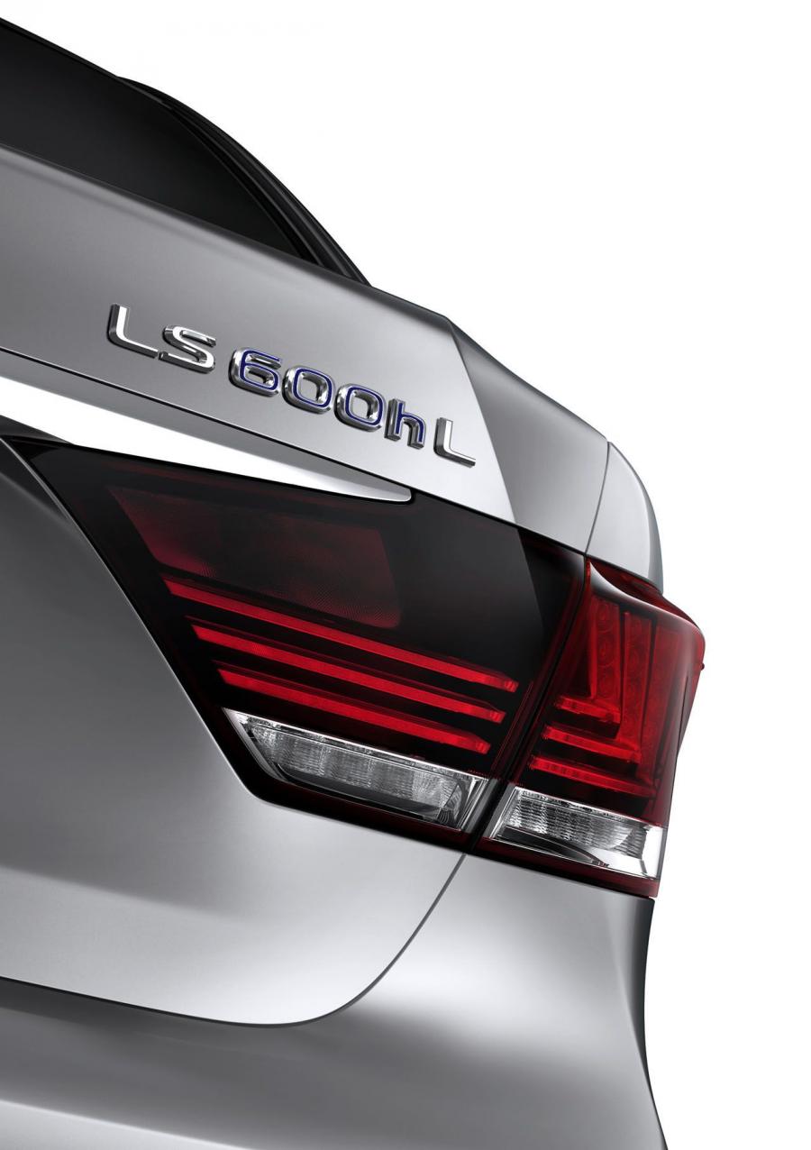  Lexus LS600h F-Sport 2013 года  (фото 8 из 13)